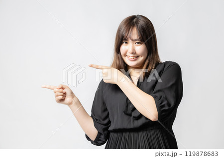 黒い服の女性 指差し 黒い服の女性 指差し 119878683
