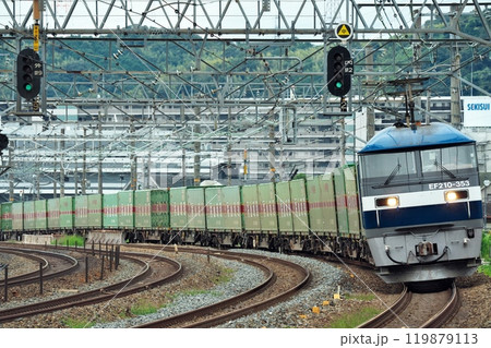 東海道本線の山崎駅付近を走行するJR貨物EF210形電気機関車 119879113