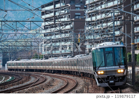 山崎駅近くの東海道本線を走行するJR西日本223系 新快速電車 山崎駅近くの東海道本線を走行するJR西日本223系 新快速電車 119879117