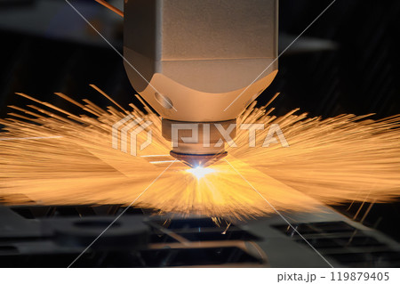 The fiber laser cutting machine cut the metal plate with the sparkling light. 119879405