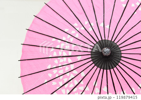 ピンクの和傘 119879415