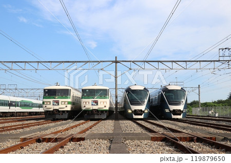 新旧の特急踊り子、185系とE261系、大宮総合車両センター 119879650