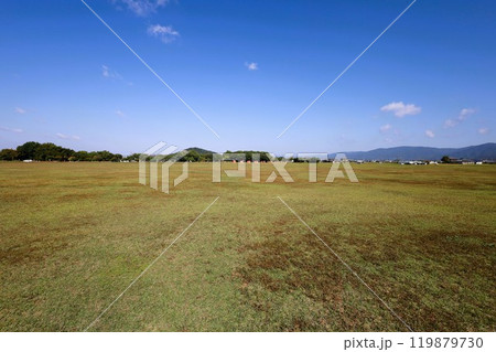 夏秋の奈良、天の香具山、藤原京跡、コスモス、春過ぎて夏来にけらし白妙の 衣ほすてふ天の香具山、秋桜 119879730