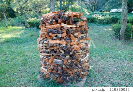 早く乾燥させるには最適と言われる、スイス積みの薪 早く乾燥させるには最適と言われる、スイス積みの薪 119880033
