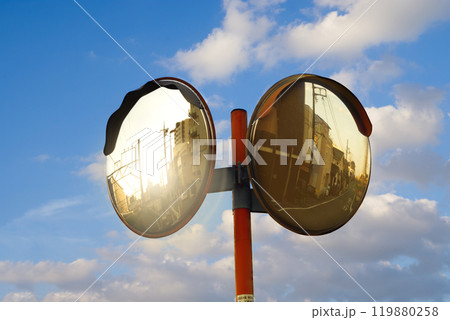 カーブミラーに反射する太陽の光 119880258