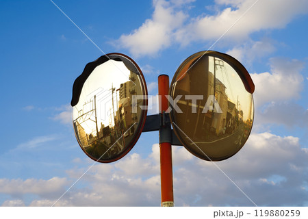 カーブミラーに反射する風景 カーブミラーに反射する風景 119880259