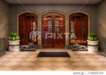 ザ・リッツ・カールトン大阪(The Ritz-Carlton)の入口エントランス 119880334
