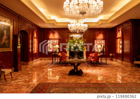 ザ・リッツ・カールトン大阪(The Ritz-Carlton)のエントランスロビー ザ・リッツ・カールトン大阪(The Ritz-Carlton)のエントランスロビー 119880362
