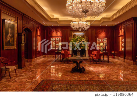 ザ・リッツ・カールトン大阪(The Ritz-Carlton)のエントランスロビー 119880364