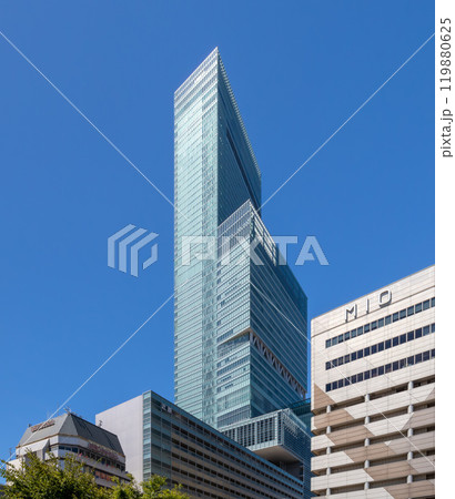 大阪マリオット都ホテルが入る、晴天のあべのハルカス外観 大阪マリオット都ホテルが入る、晴天のあべのハルカス外観 119880625