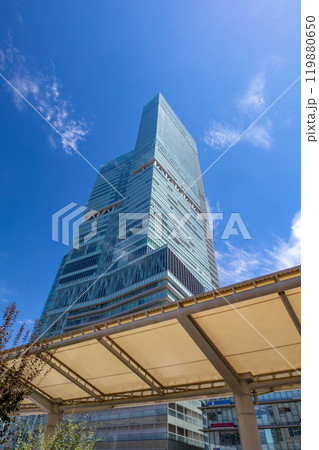 大阪マリオット都ホテルが入る、晴天のあべのハルカス外観 119880650