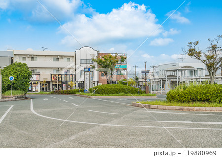青空が広がる湖西市のJR鷲津駅前の風景(静岡県) 青空が広がる湖西市のJR鷲津駅前の風景(静岡県) 119880969