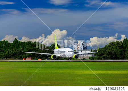離陸前の旅客機 119881303