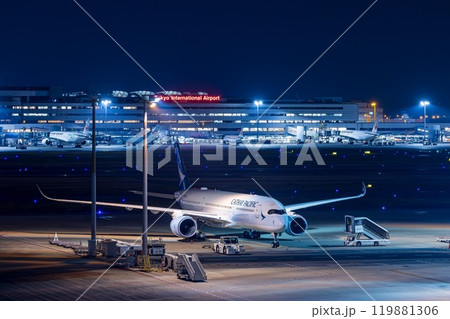 夜間駐機中のキャセイパシフィック航空 夜間駐機中のキャセイパシフィック航空 119881306