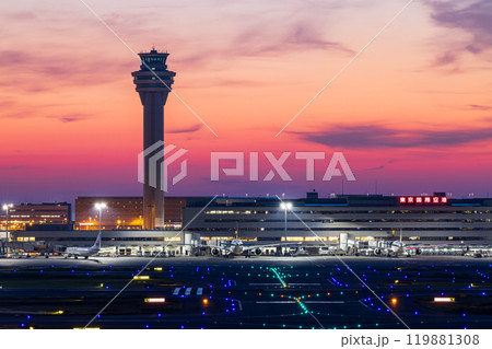 朝焼けの羽田空港 119881308