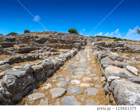 ミノア文明の遺跡の通路 (ギリシャ、クレタ島、グルニア) ミノア文明の遺跡の通路 (ギリシャ、クレタ島、グルニア) 119881375