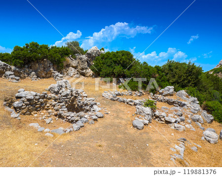 ミノア文明の遺跡に残る建物の土台石 (ギリシャ、クレタ島、グルニア) 119881376