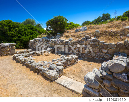 ミノア文明の遺跡に残る建物の土台石 (ギリシャ、クレタ島、グルニア) ミノア文明の遺跡に残る建物の土台石 (ギリシャ、クレタ島、グルニア) 119881430