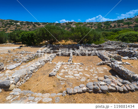ミノア文明の遺跡に残る建物の土台石 (ギリシャ、クレタ島、グルニア) 119881434