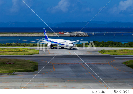 駐機場に向かう航空機 駐機場に向かう航空機 119881506