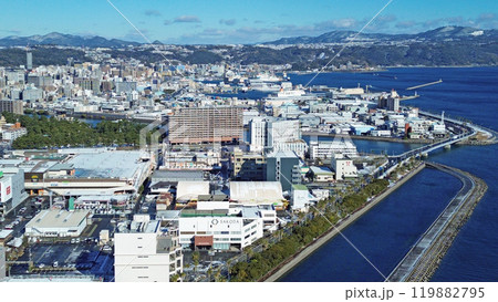 鹿児島市与次郎の海岸から積雪の街並みの空撮 119882795