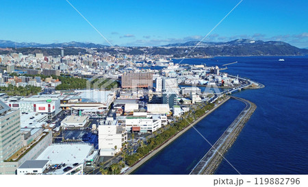 鹿児島市与次郎の海岸から積雪の街並みの空撮 119882796