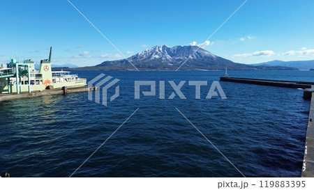 鴨池港フェリーふ頭から積雪の桜島の空撮 鴨池港フェリーふ頭から積雪の桜島の空撮 119883395