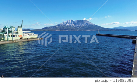 鹿児島市の鴨池港フェリーふ頭から積雪の桜島の空撮 鹿児島市の鴨池港フェリーふ頭から積雪の桜島の空撮 119883398