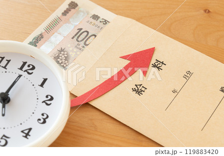 給料袋と時計と上昇矢印　賃金 119883420