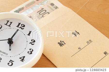 給料袋と時計　賃金 119883423