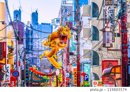 日本の横浜都市景観 2025春節燈花・中華街上海路にお目見えした龍のランタン＝11月3日 119883574