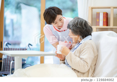 うがいの補助をする女性介護士　 119884002