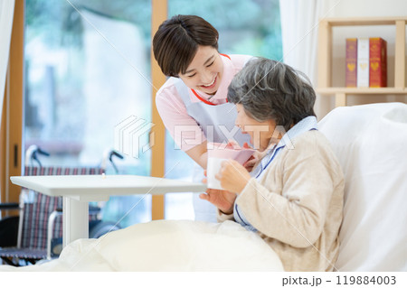 うがいの補助をする女性介護士　 119884003