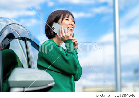 車の前で電話する女性　車のトラブルで電話する女性 119884046