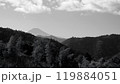 山と富士山のモノクロな風景写真 119884051