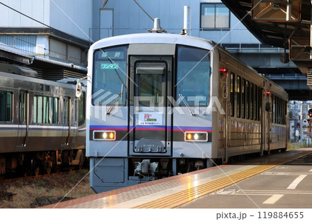 【JR西日本】キハ120形 快速「森の芸術祭ライナー」(津山線:岡山駅) 【JR西日本】キハ120形 快速「森の芸術祭ライナー」(津山線:岡山駅) 119884655