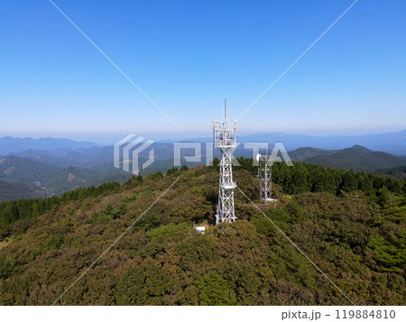 熊本県と大分県の境山上に建つ携帯電話基地局　大分県上津江町の山上に建つ携帯電話基地局 119884810