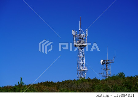 熊本県と大分県の境山上に建つ携帯電話基地局　大分県上津江町の山上に建つ携帯電話基地局 119884811