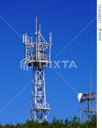熊本県と大分県の境山上に建つ携帯電話基地局　大分県上津江町の山上に建つ携帯電話基地局 119884812