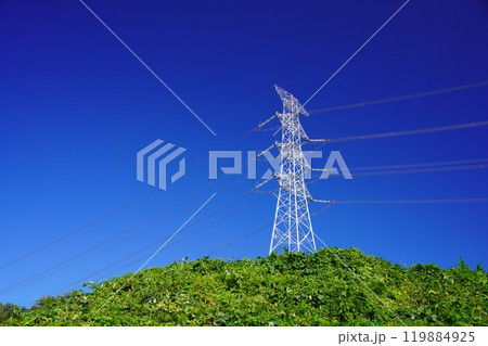 山上に建つ送電鉄塔　熊本県菊地市山上に建つ高圧電線鉄塔の風景 119884925