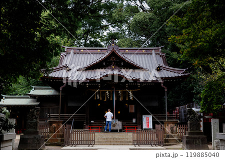 参拝する人 119885040