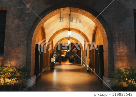 京都の夜景　夜の新風館 119885542