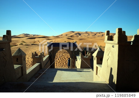 ホテルからメルズーガ大砂丘を眺める 119885849