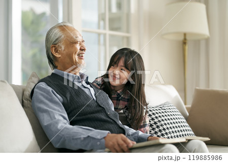 senior asian man having a good time with granddaughter 119885986