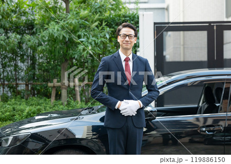 車の前に立つ運転手 車の前に立つ運転手 119886150