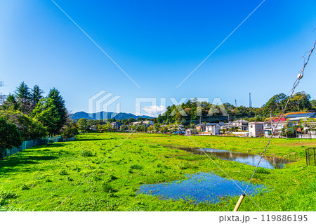 雨上りの広い空き地 119886195