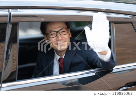 車から手を振る男性 119886368