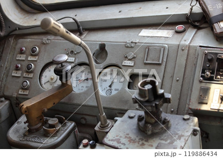 ローカル線・カルダン駆動方式5000形電車・車両番号5101Aの運転室 ローカル線・カルダン駆動方式5000形電車・車両番号5101Aの運転室 119886434