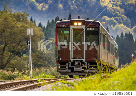 只見線再開通を祝う秋の臨時列車~レトロラッピング~ 只見線再開通を祝う秋の臨時列車~レトロラッピング~ 119886501