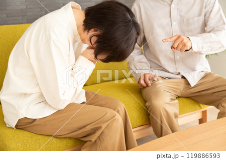 家のリビングで喧嘩をするミドル〜シニア夫婦 119886593